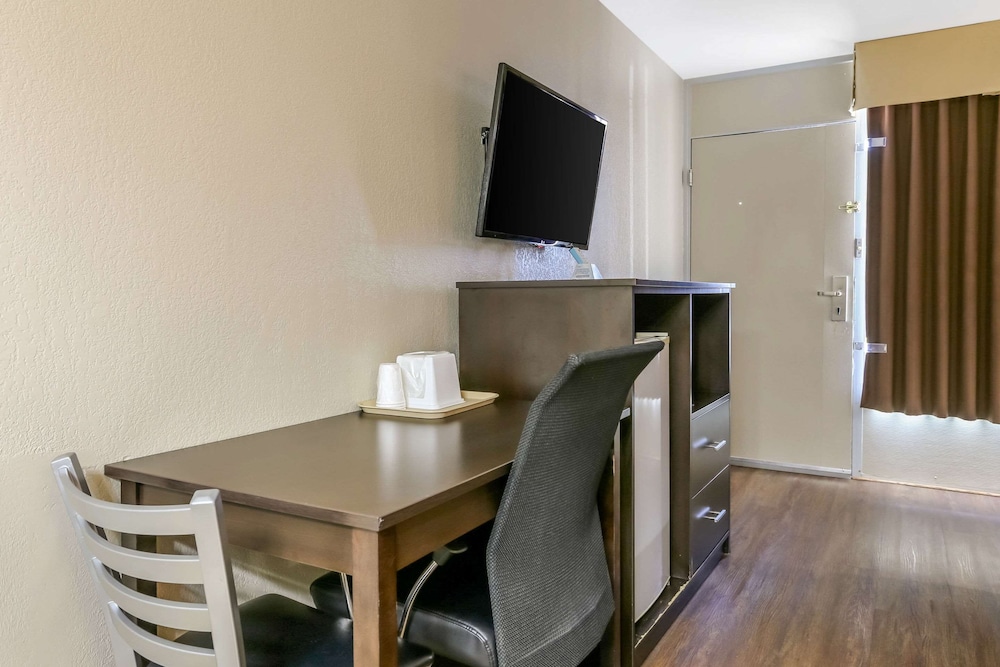 Econo Lodge Shorewood 24/31
