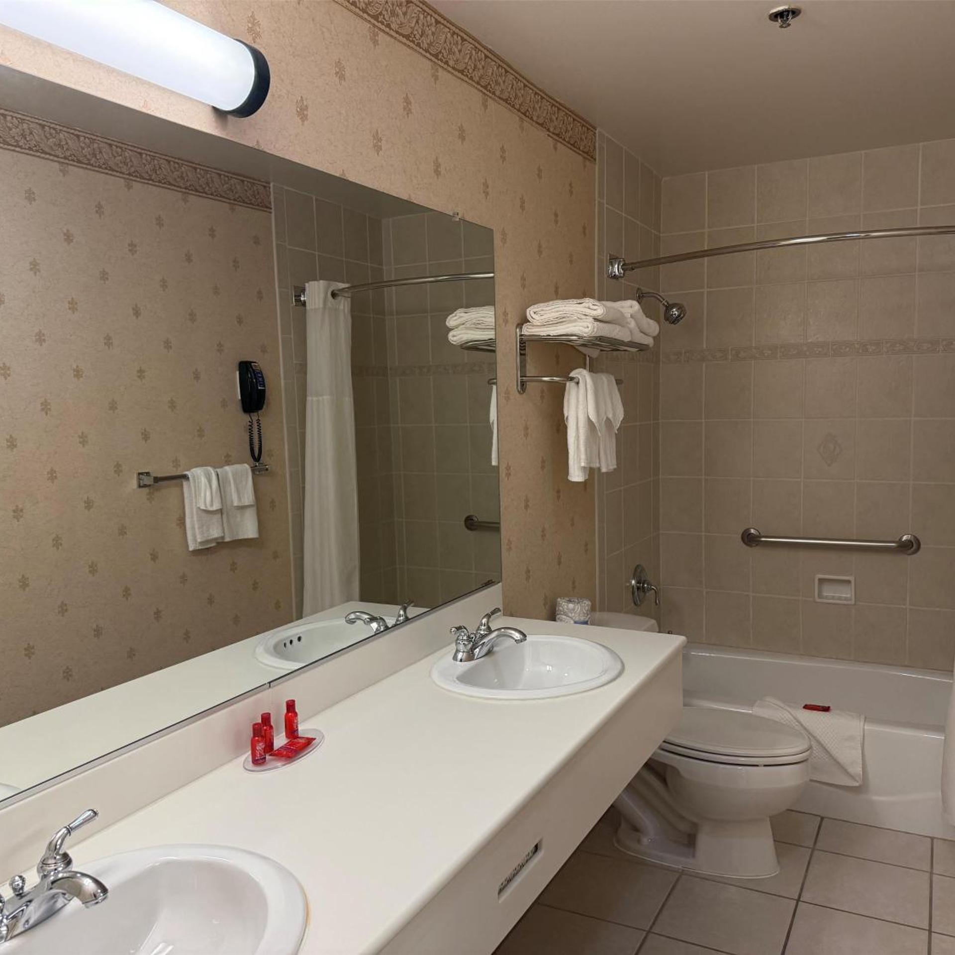 غرفة كبيرة بسرير كينج بشرفة مع أريكة، SureStay by Best Western Sunnyvale Silicon Valley 4/4