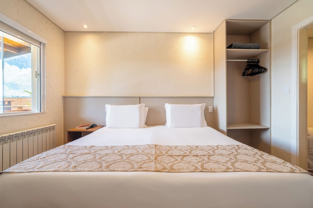 Chris Park Hotel 18/74