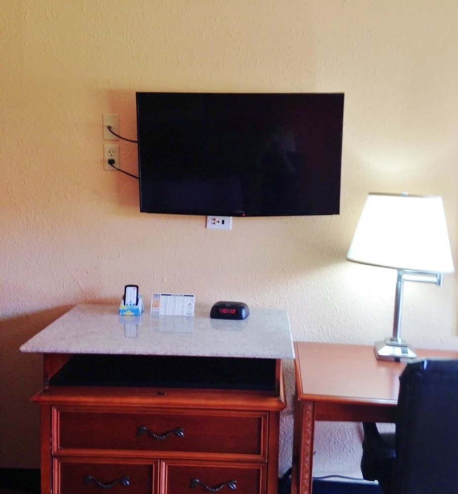 Americas Best Value Inn Forest 15/24