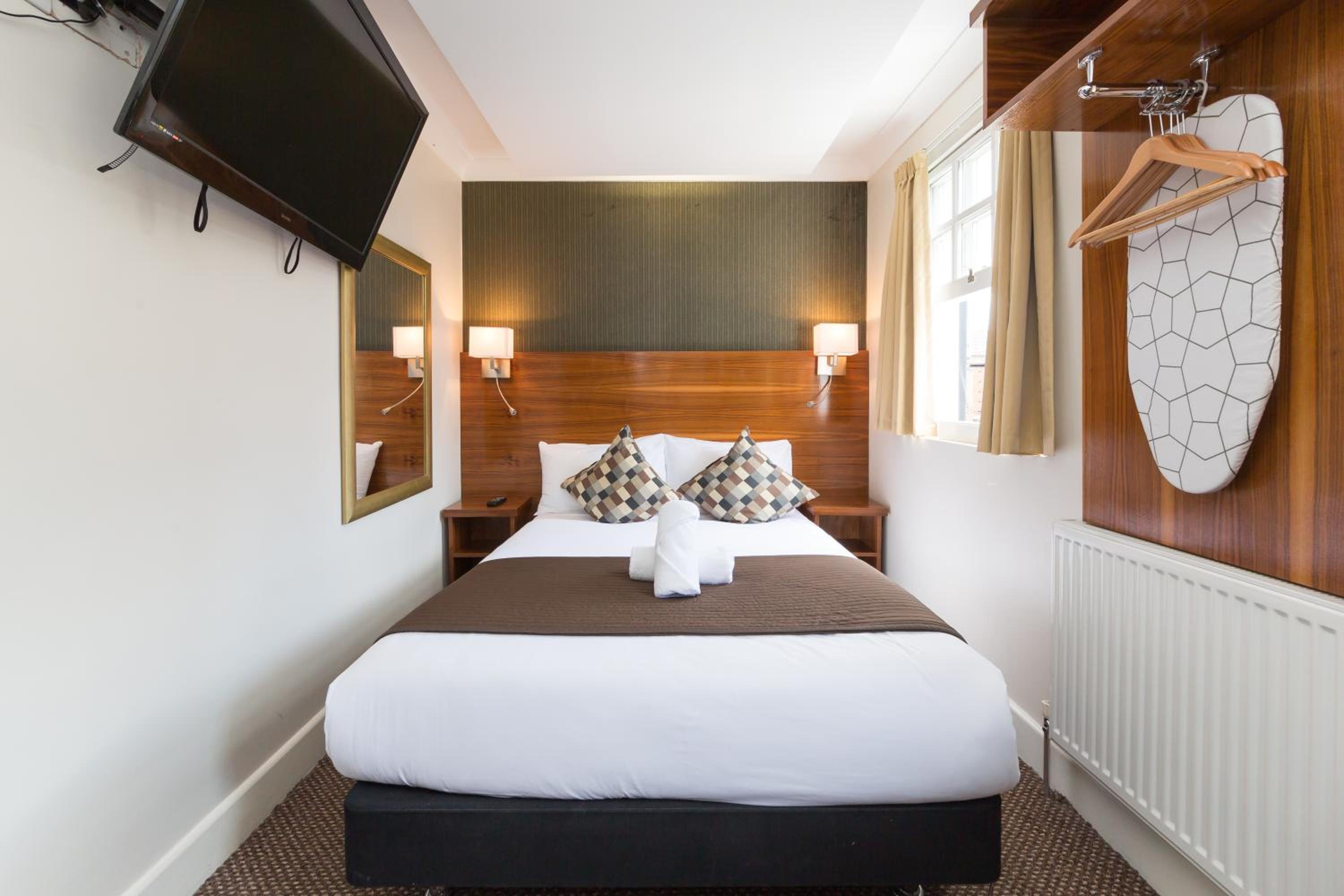 ROOM, DOUBLE BED