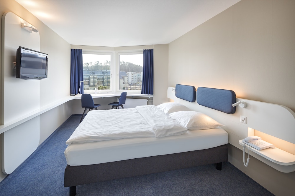 ROOM, KING BED