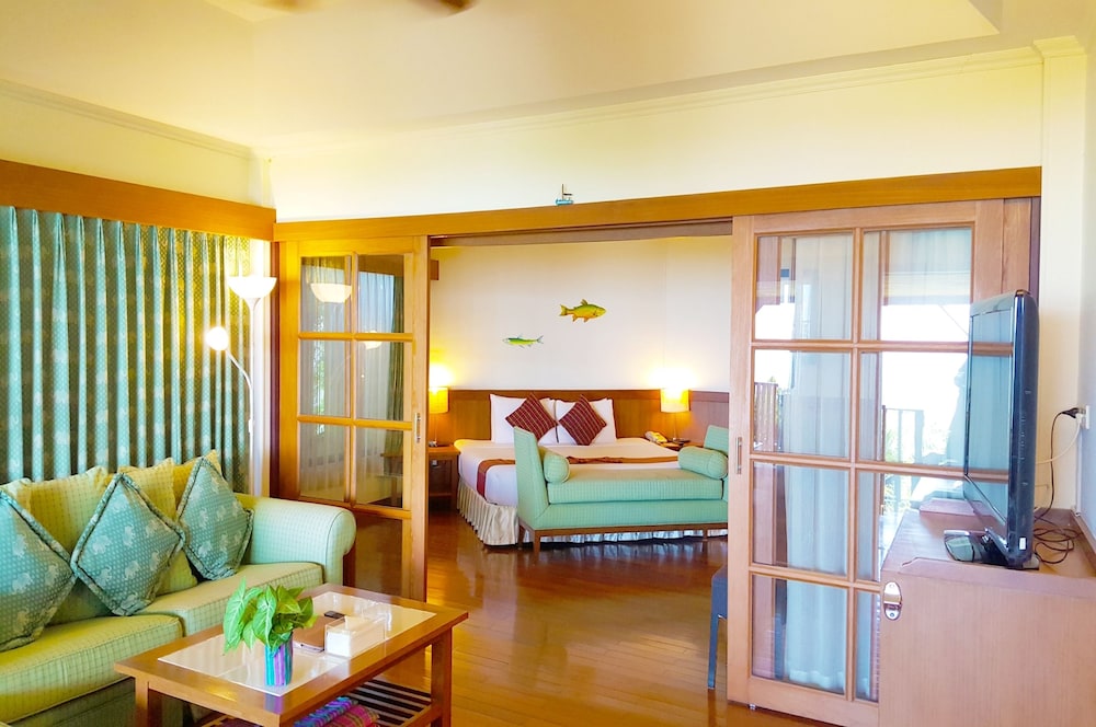 Birds & Bees Resort 45/68