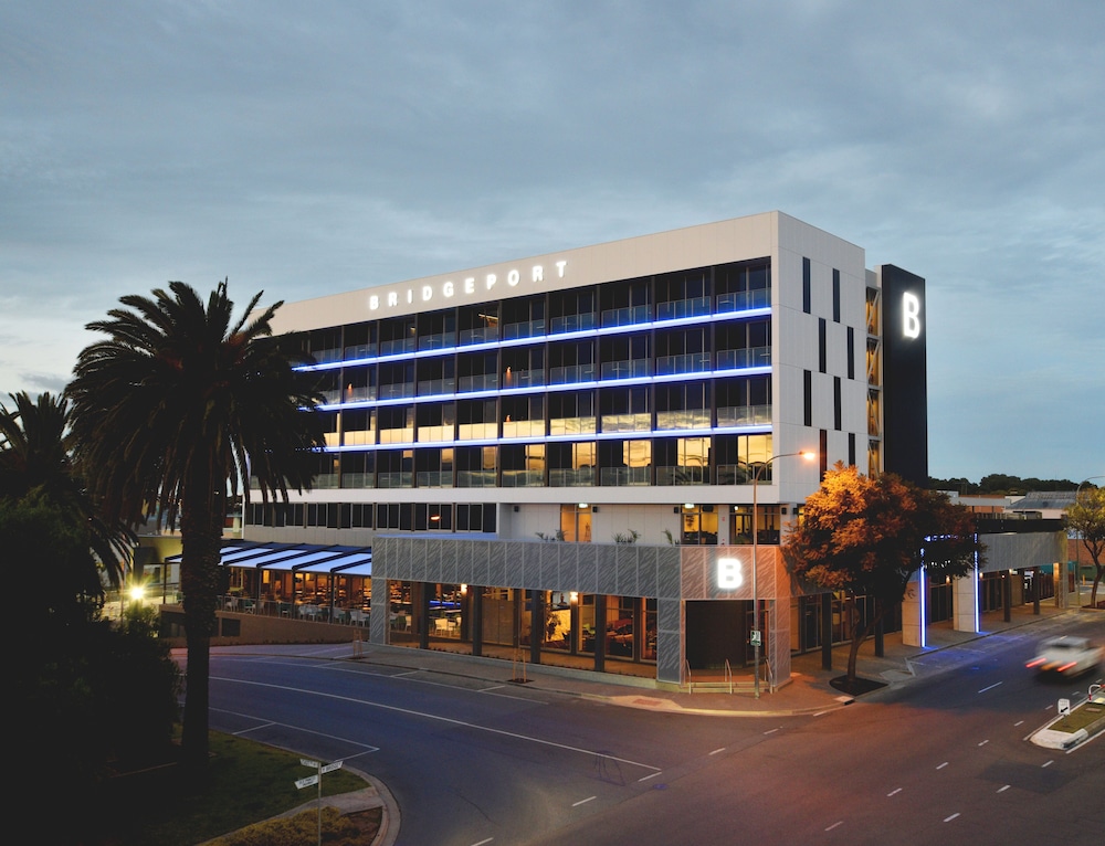 Bridgeport Hotel 2/34