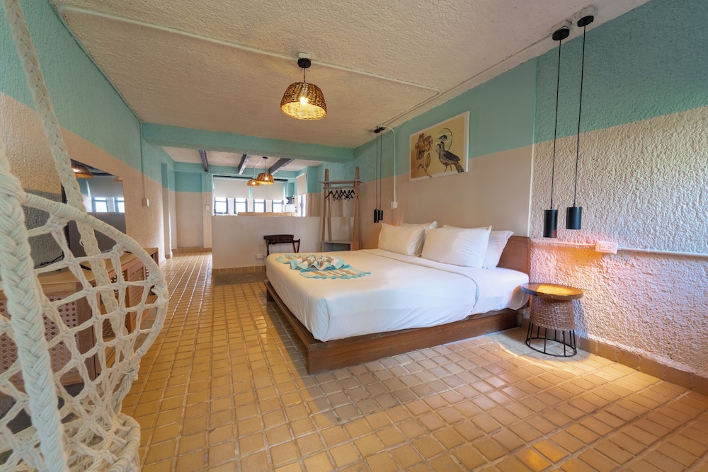 STUDIO, APARTMENT, KITCHENETTE