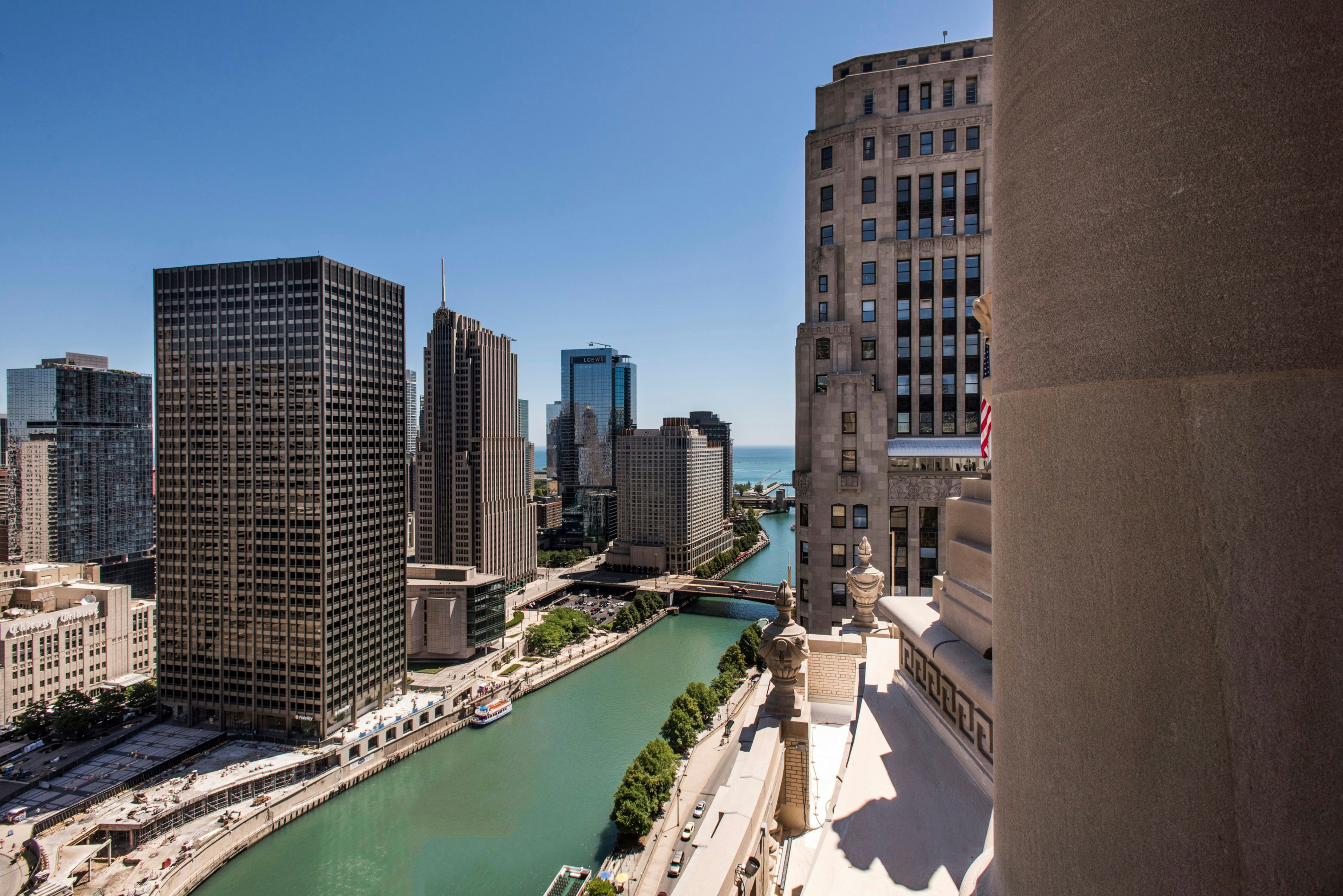Londonhouse Chicago Curio Collection By Hilton 41/50
