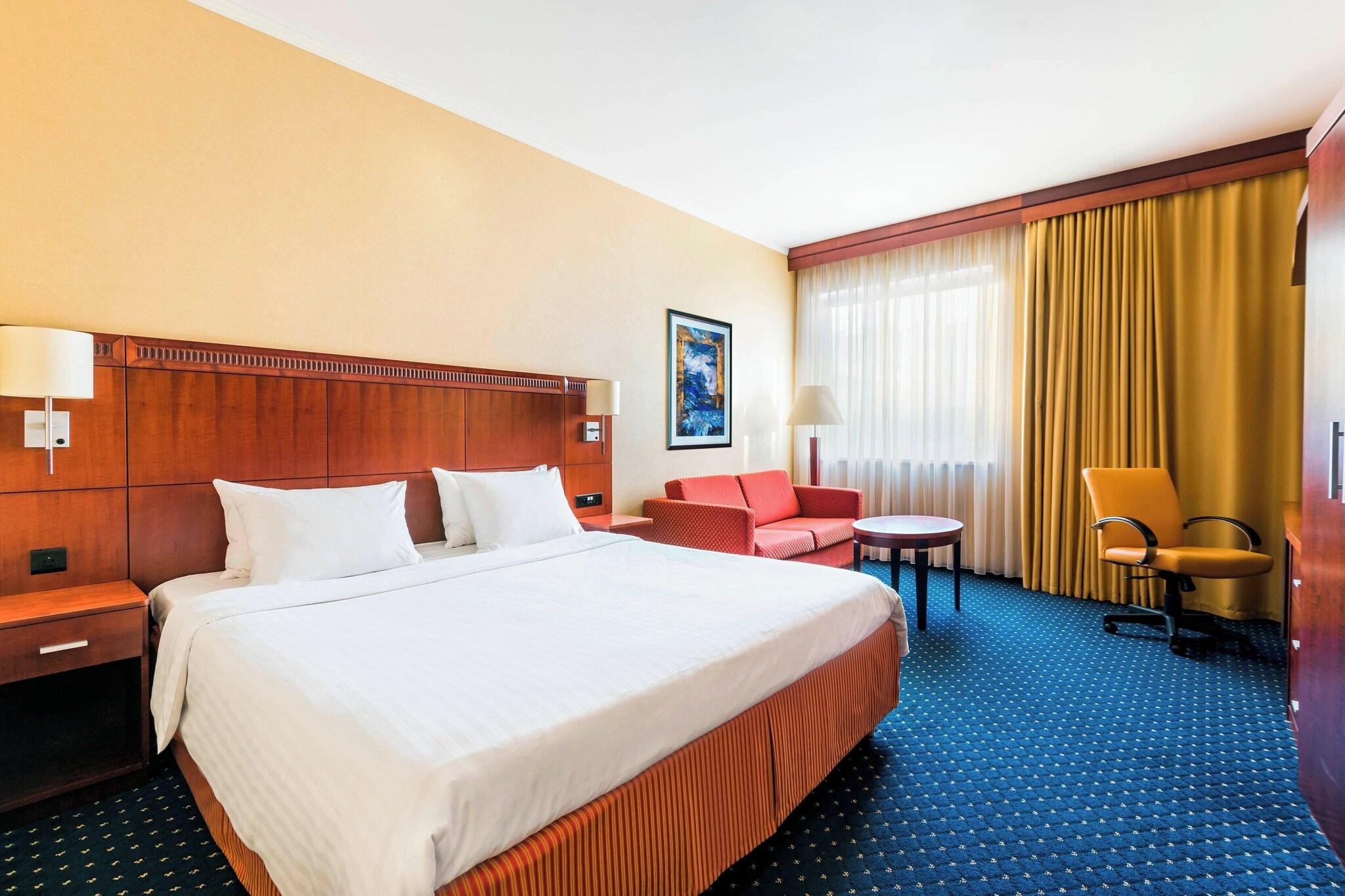 غرفة ديلوكس بسرير كينج، Courtyard By Marriott Prague City 2/4