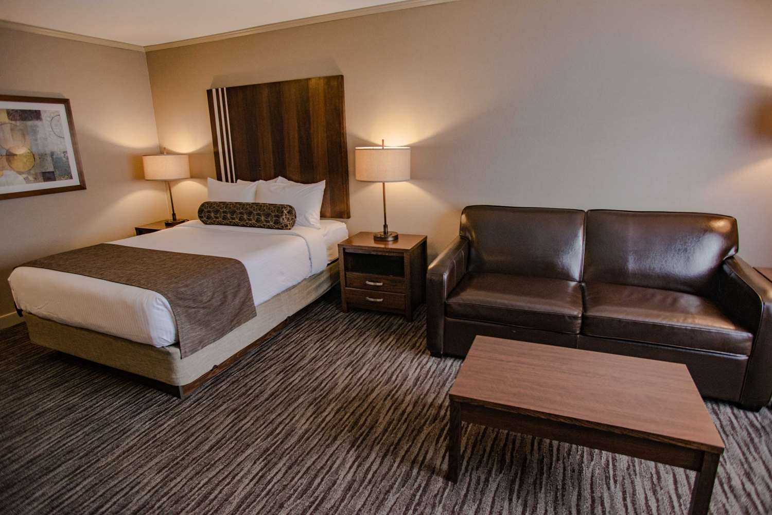 غرفة بسرير كوين مع أريكة بحوض استحمام لذوي الإعاقة، Best Western Mountainview Inn 2/4