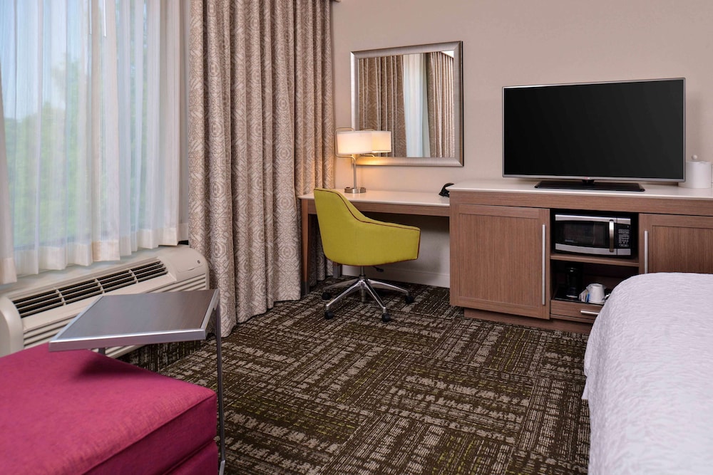 Hampton Inn Suites Dallas Market Center 32/75