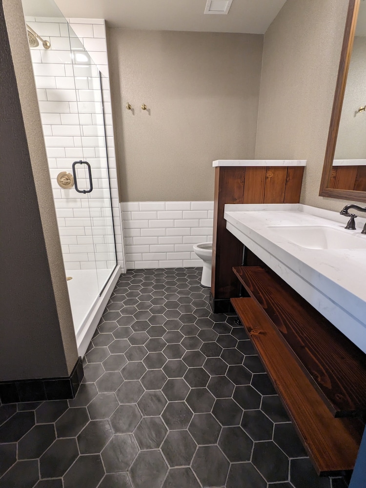 Luxury, Suite, 1 King and 2 Queen Beds, Sofa, The Confluence Hotel 3/3