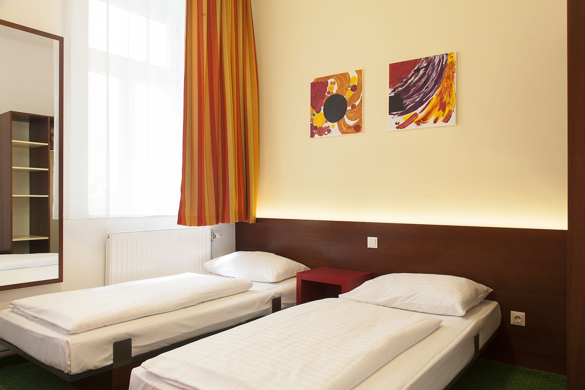 ROOM, DOUBLE OR TWIN BED