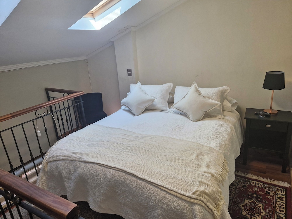 Design, Single, Queen Bed, Private Bathroom