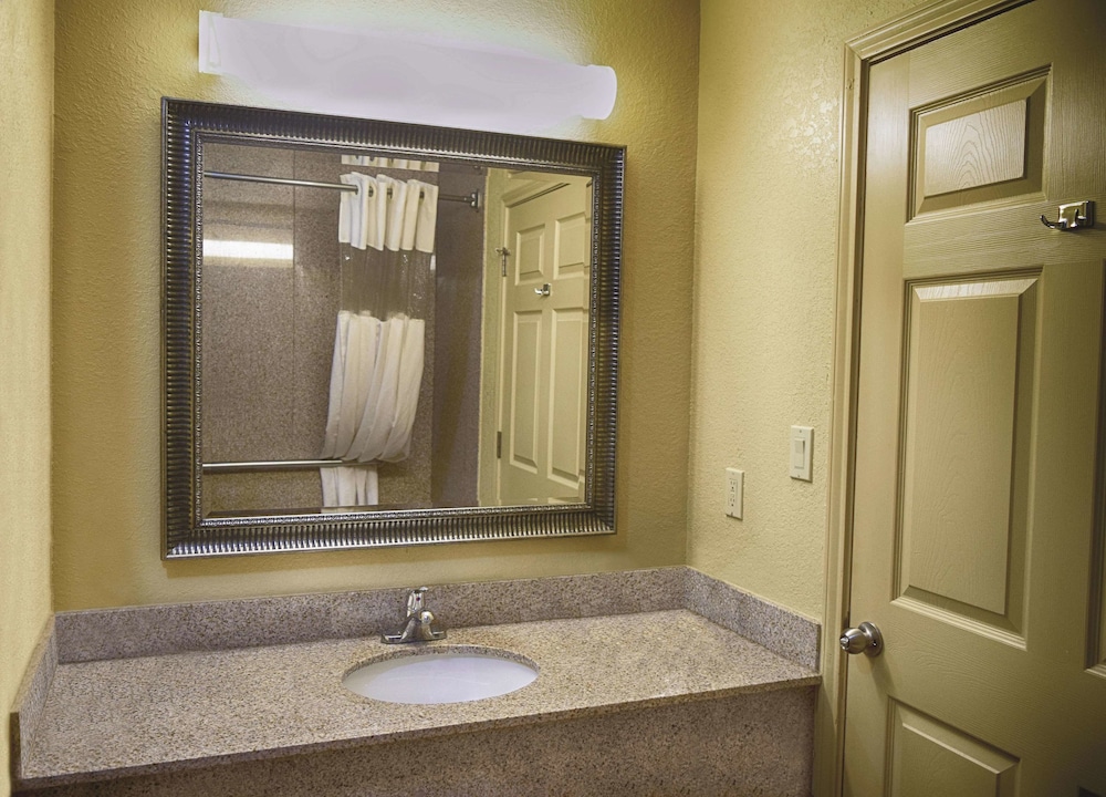 La Quinta Inn & Suites by Wyndham Alice 10/39