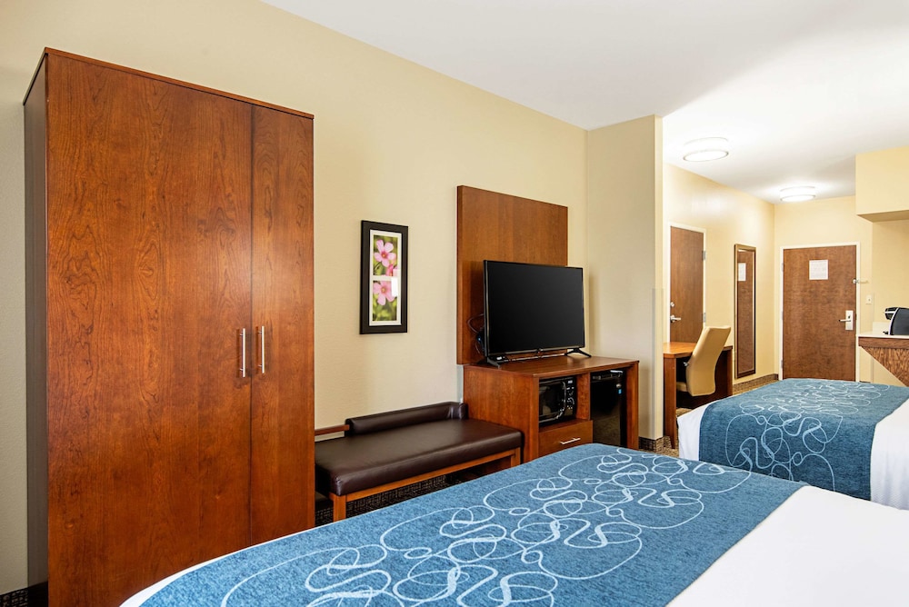 Comfort Inn & Suites Pine Bluff 8/29