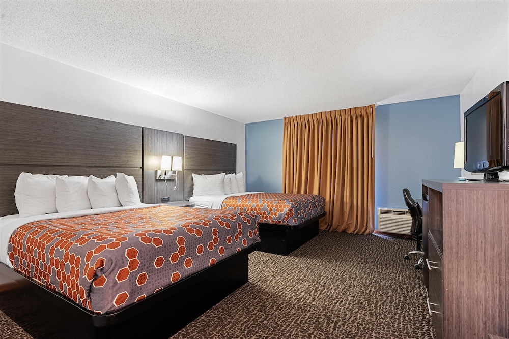 Premium, 2 Queen Beds, Courtyard View, Chicago Club Inn & Suites 2/10