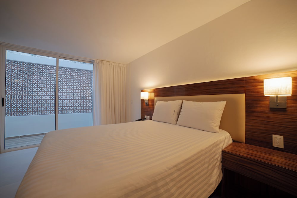 STANDARD, QUEEN BED, TERRACE