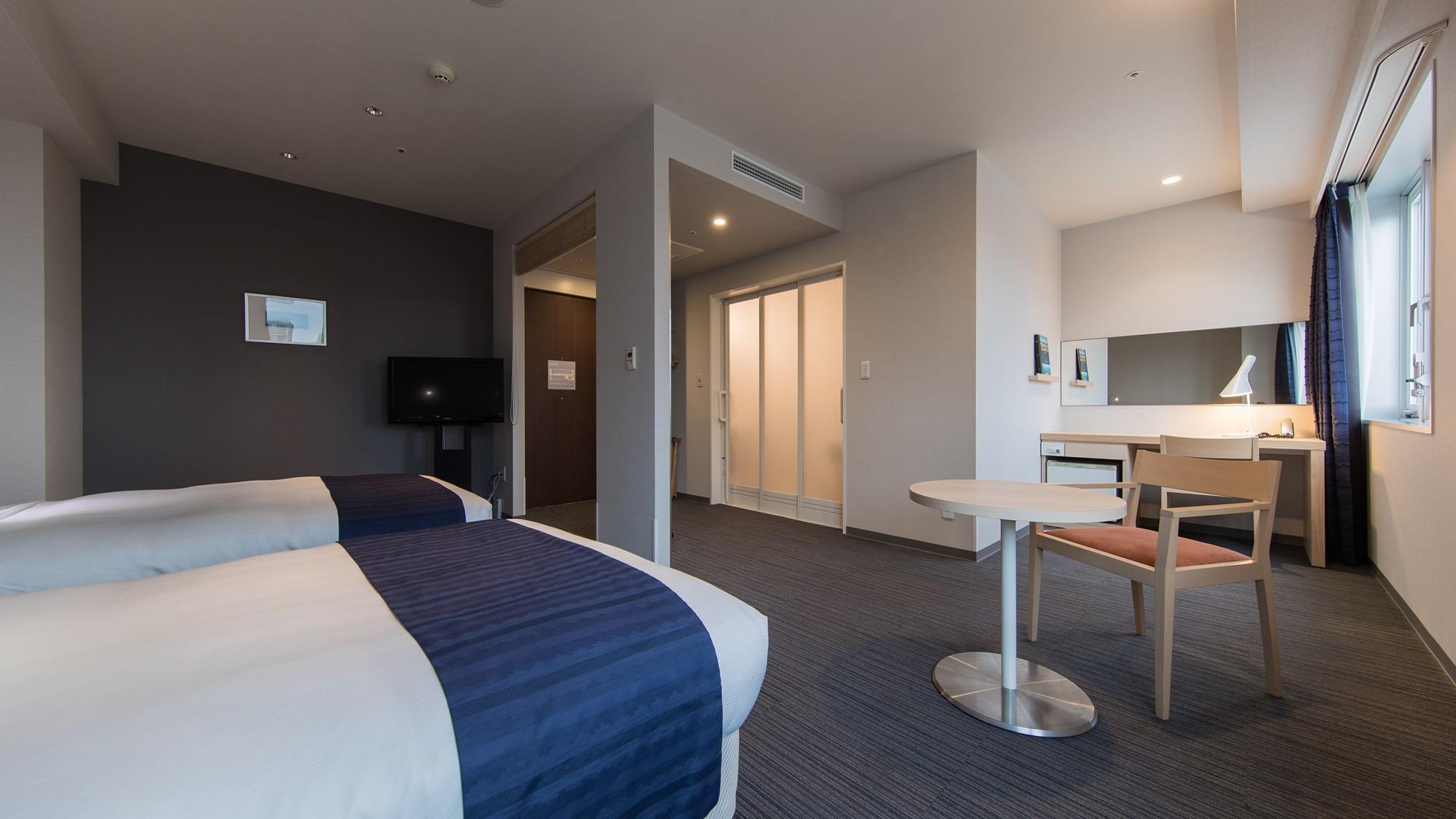 Universal, Twin Beds