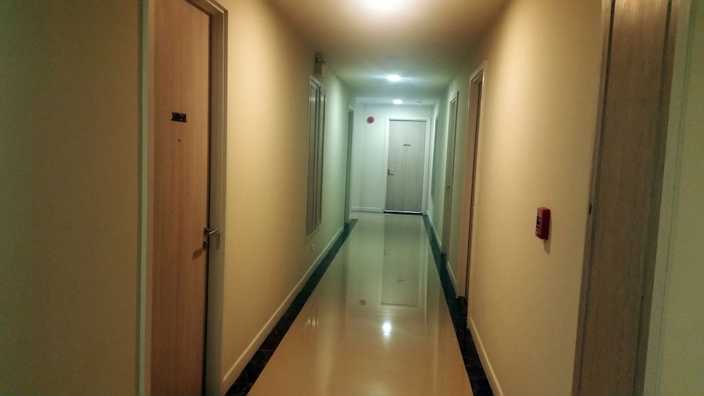DLUX Condominium 18/44