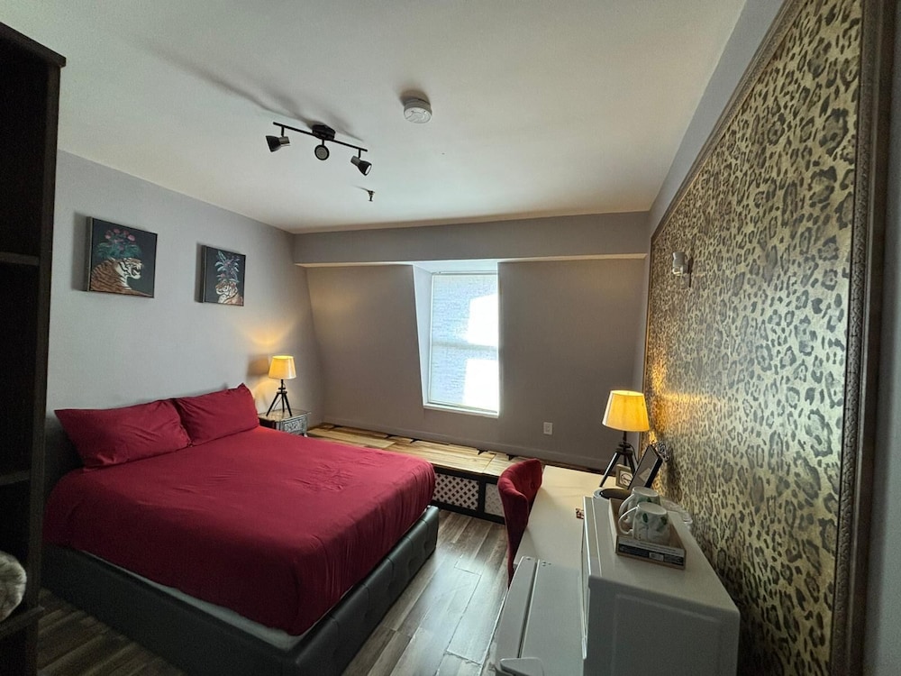 Standard, Queen Bed