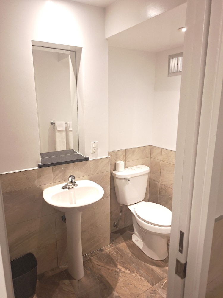 SUITE, QUEEN BED