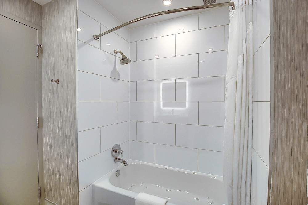 Holiday Inn Express Suites Calgary Airport Trail Ne 10/38