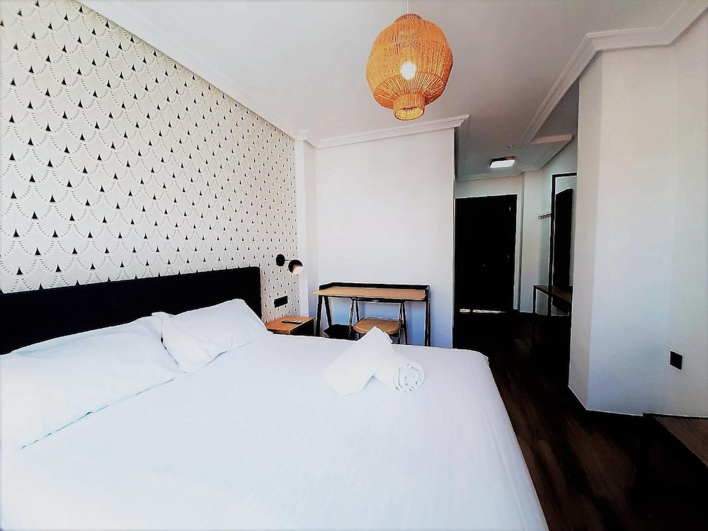 ROOM, DOUBLE BED