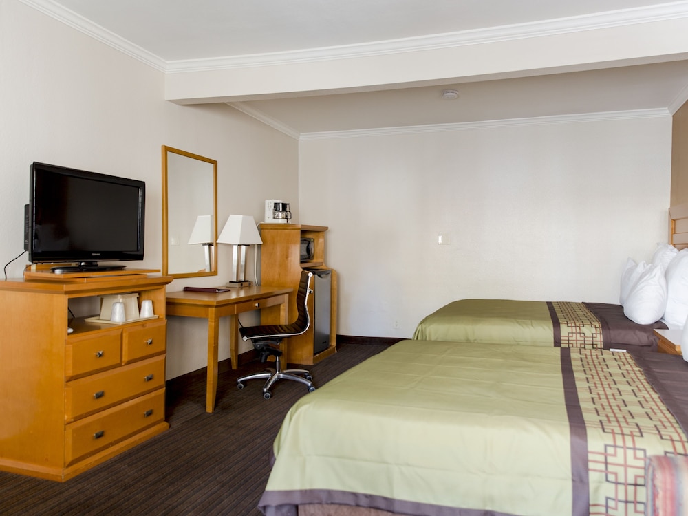 Anaheim Islander Inn And Suites 27/58