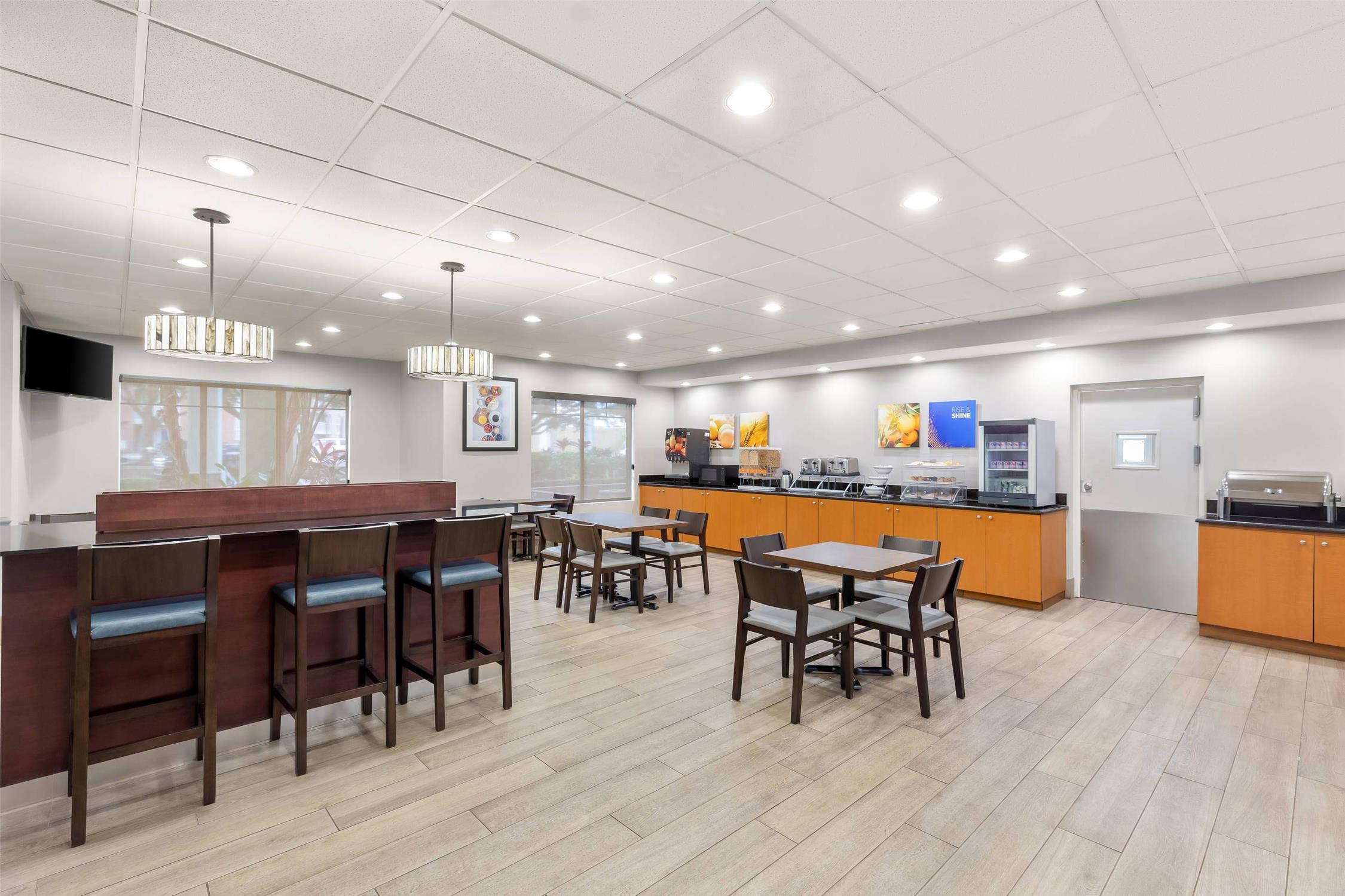 Comfort Suites Near Universal Orlando Resort 23/26