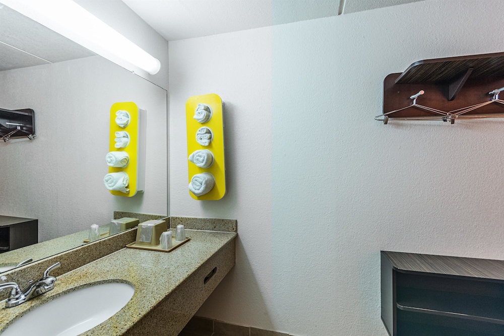 Motel6 Cleveland, TX 39/44