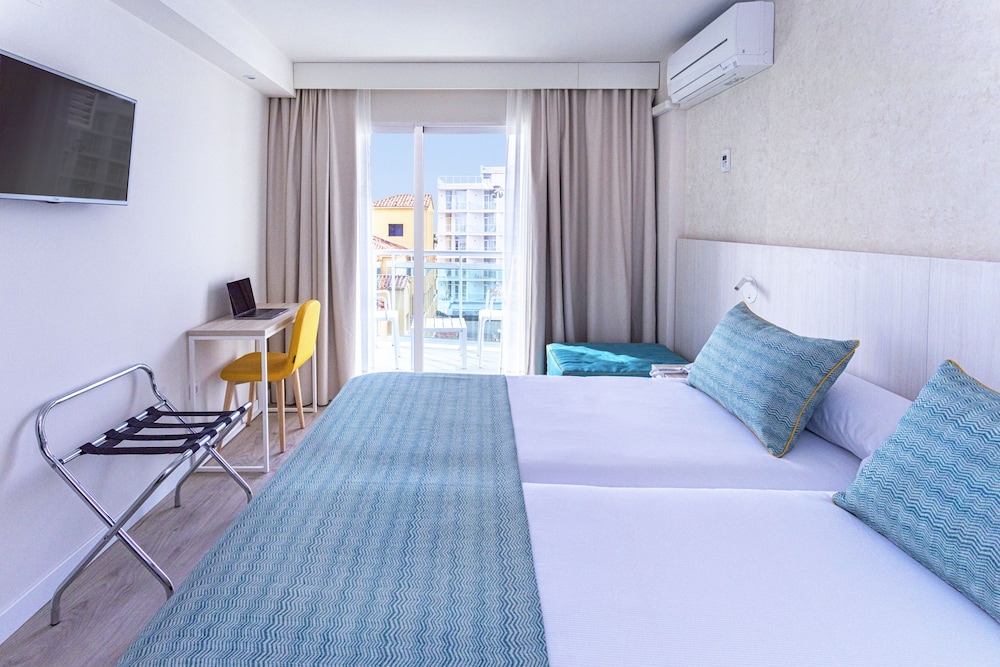 غرفة بسرير مزدوج بإطلالة على المسبح بشرفة، Palmasol Hotel 3/6