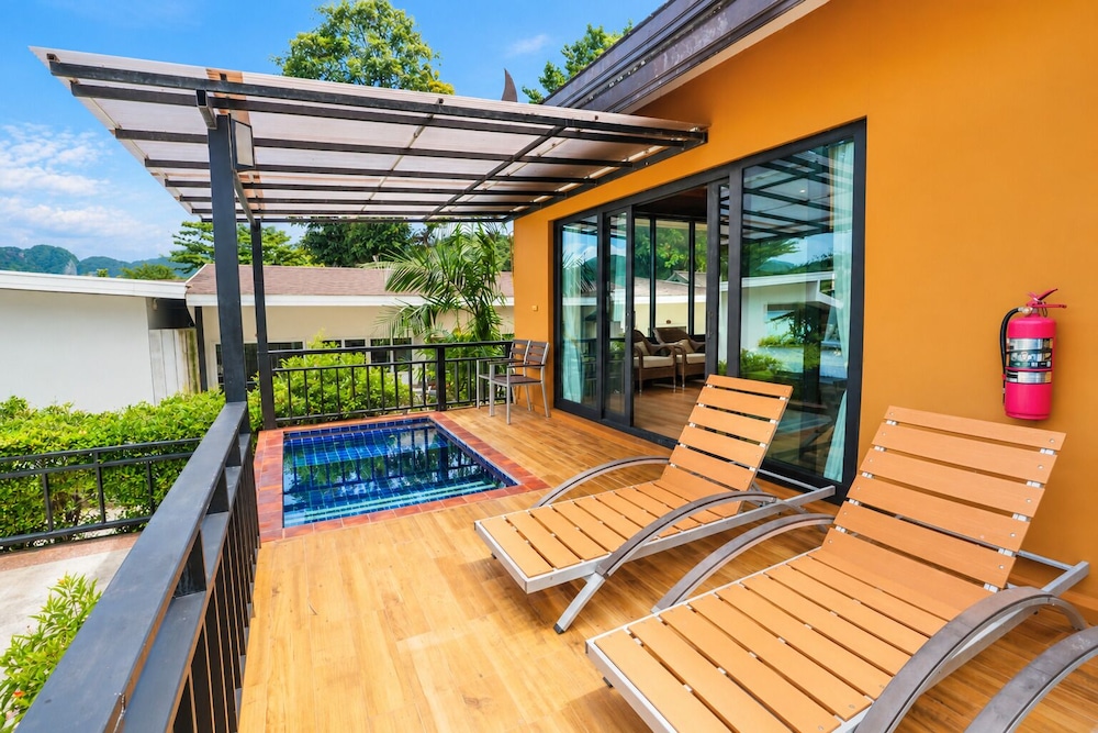 Phi Phi Long Beach Resort & Villa 25/50