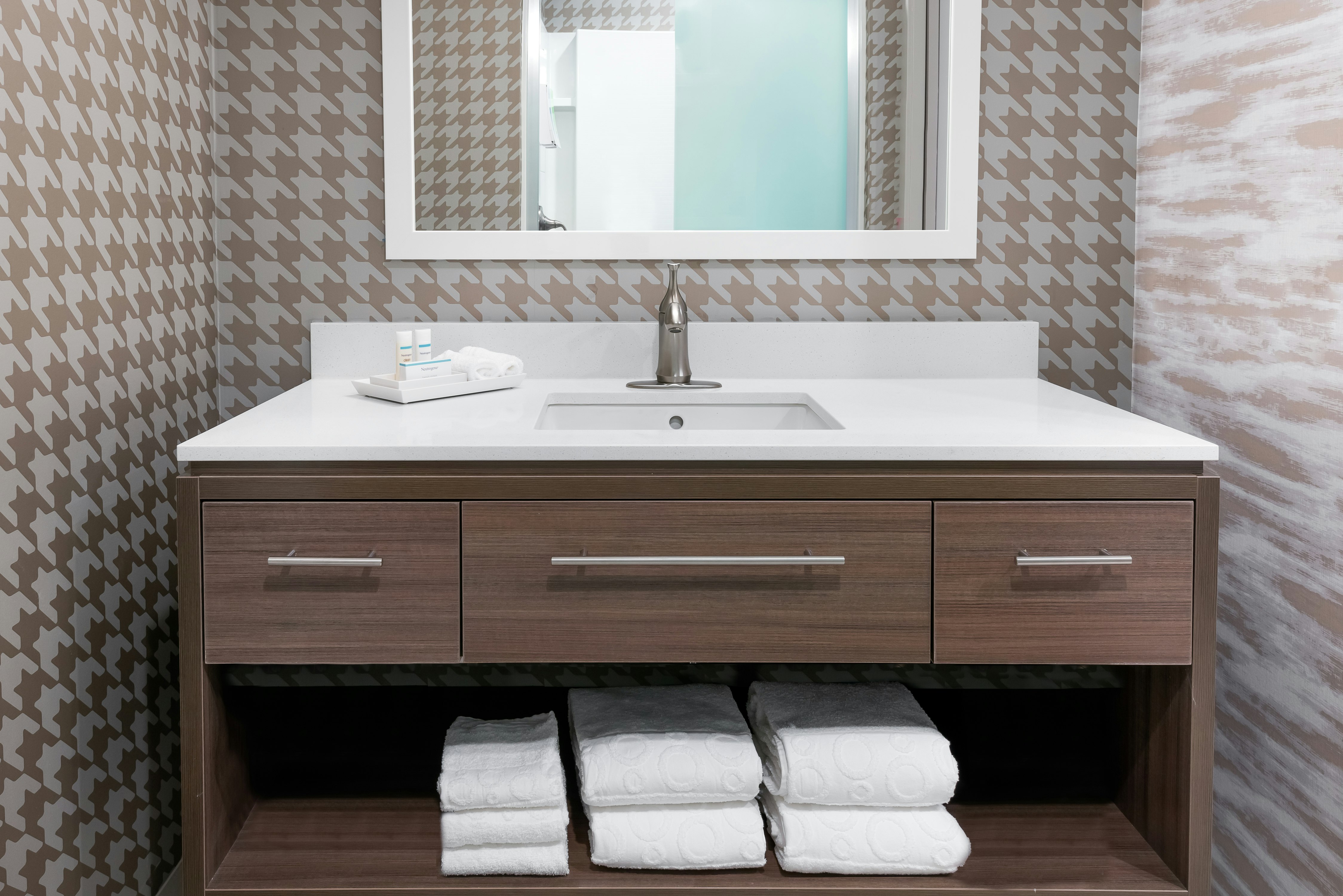 STUDIO, SUITE, KING BED