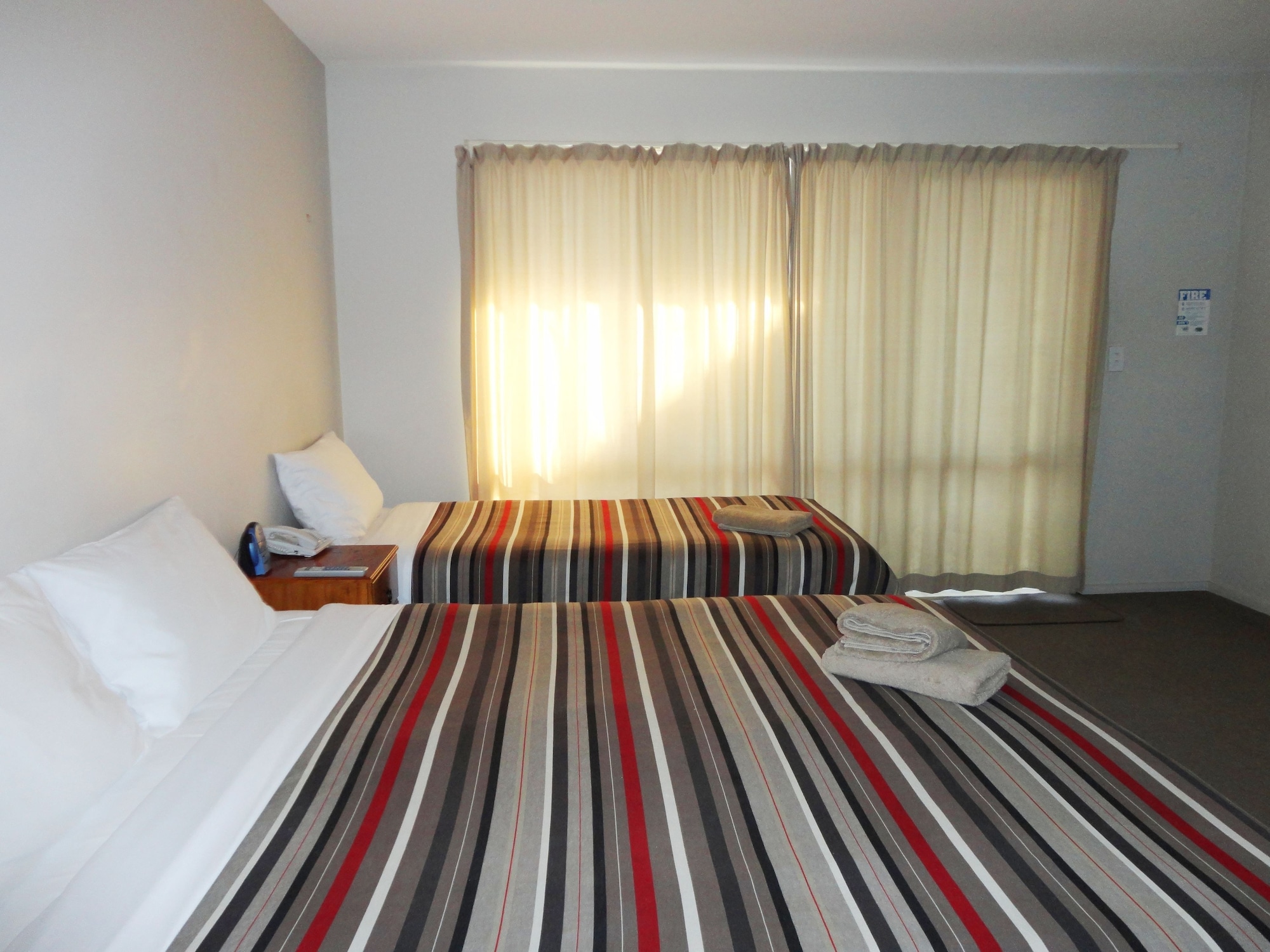 STUDIO, TWIN BEDS
