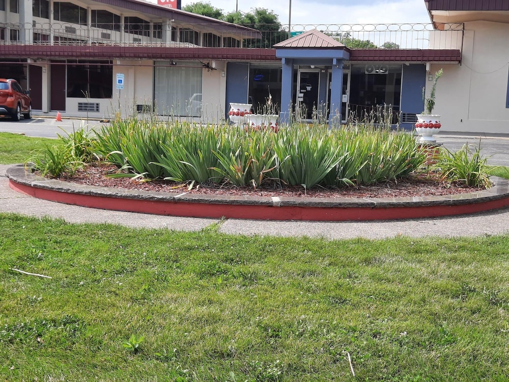Americas Best Value Inn Moline 36/41