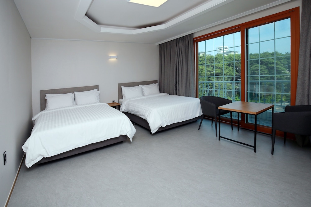 DELUXE, FAMILY, TWIN BEDS, LAKE VIEW