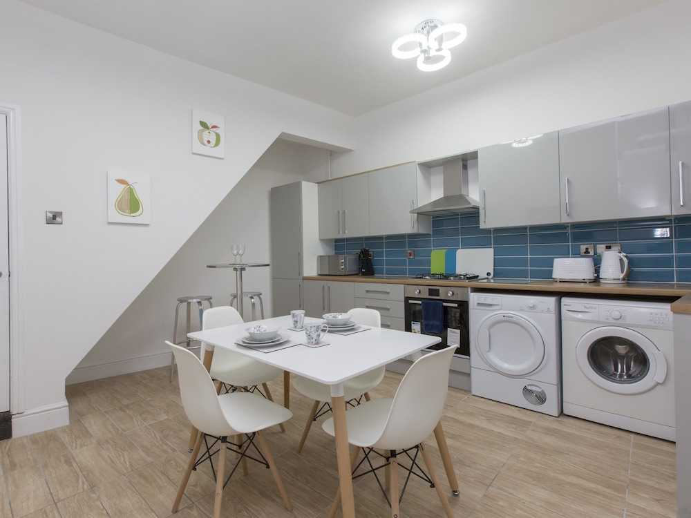 Townhouse Plus @ 40 West St 27/50
