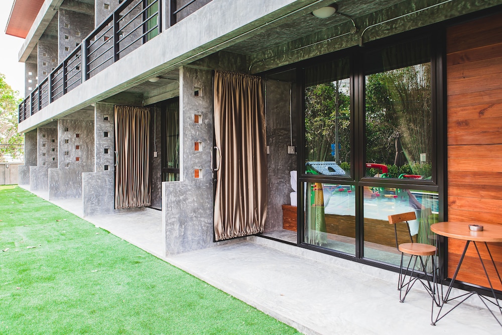 Stucco Loft Residency 4/72