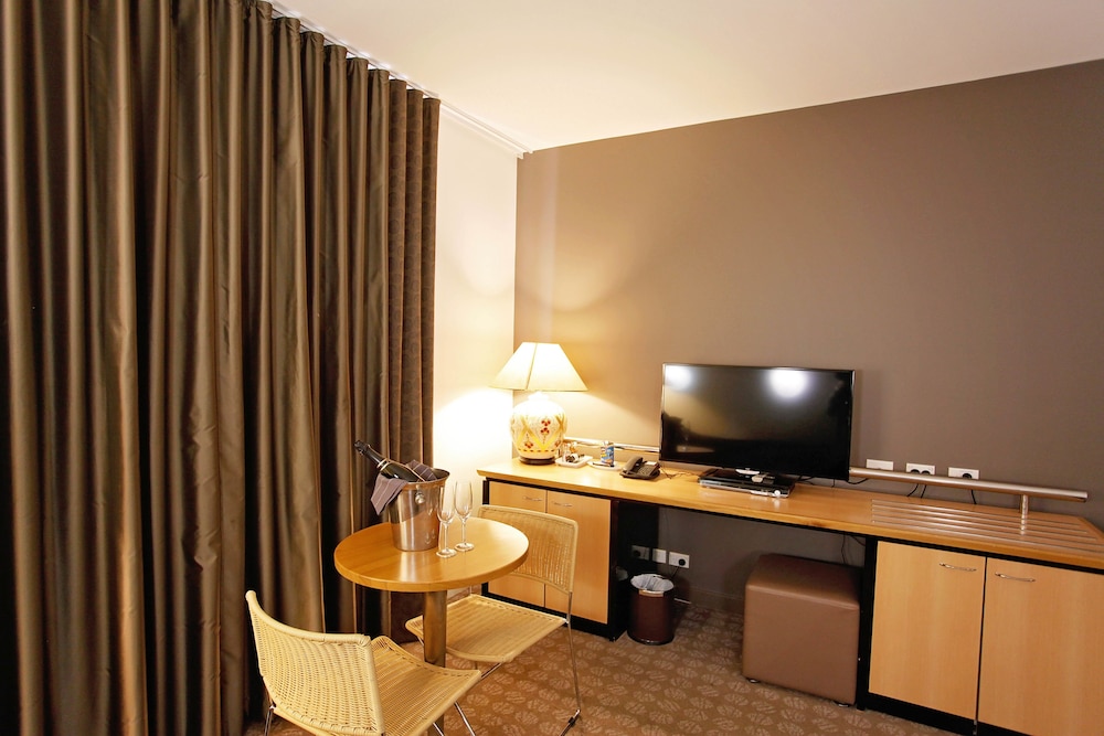 Golden Pebble Hotel 64/71