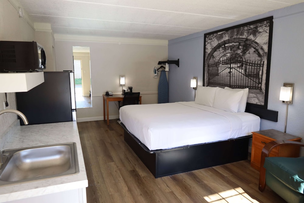 Super 8 by Wyndham Austin South / I-35 5/23