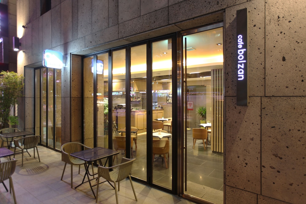 Vine Hotel 7/50