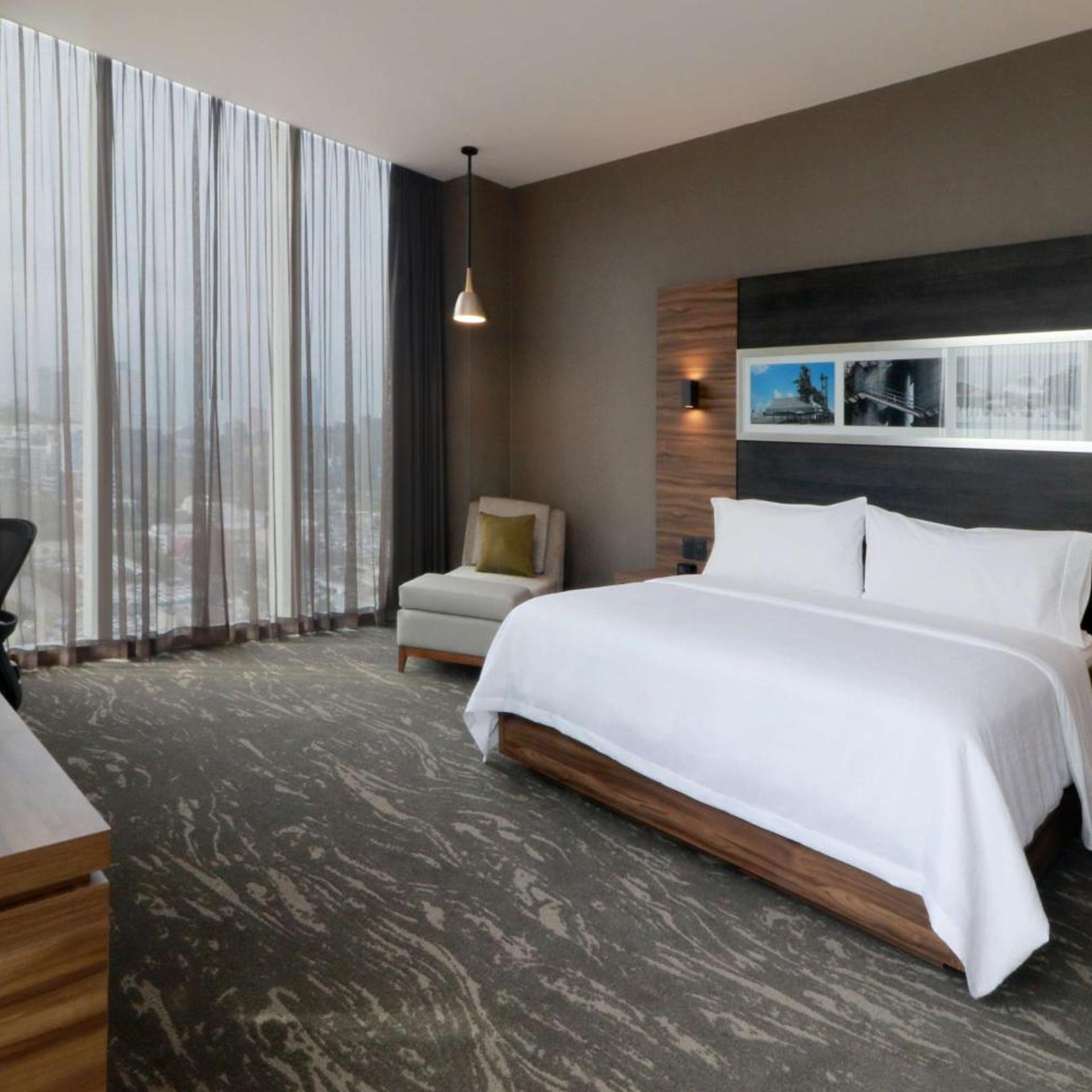 DELUXE, QUEEN BED, CITY AND MOUNTAIN VIEW