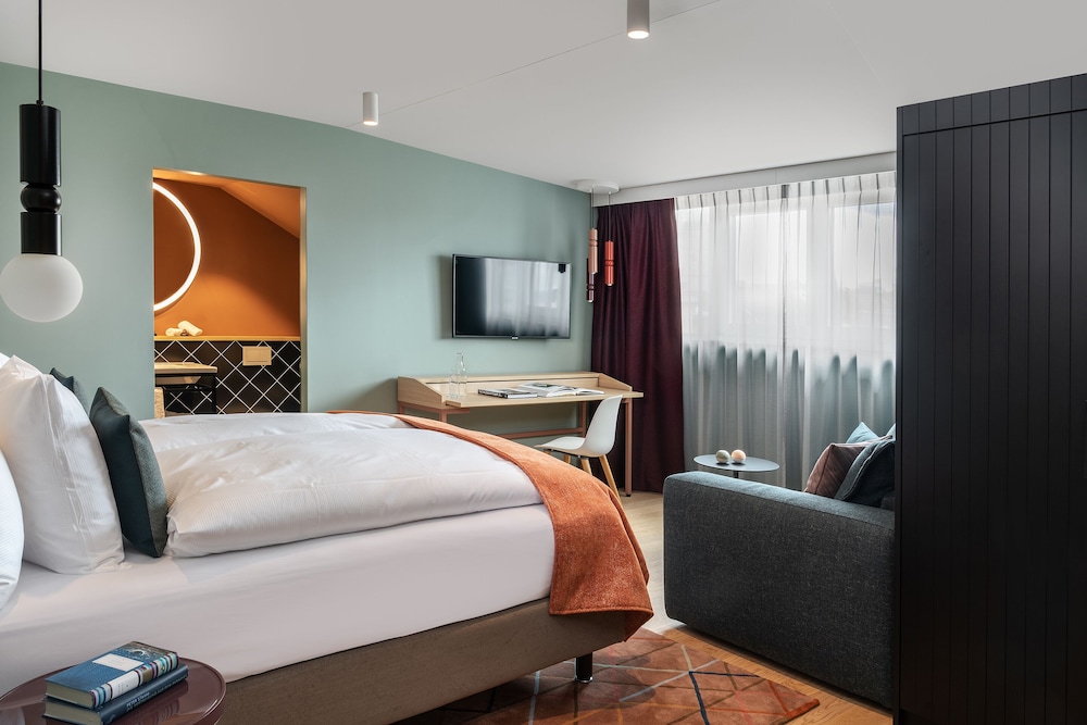 BUSINESS, KING BED