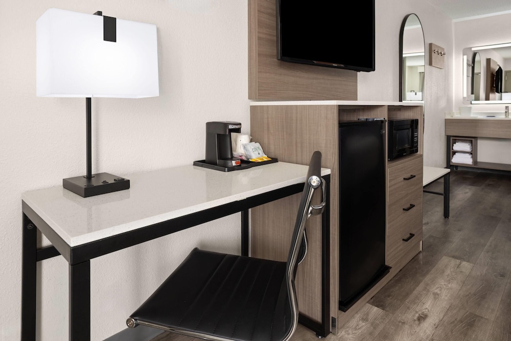 Baymont By Wyndham Fayetteville I-95 42/49