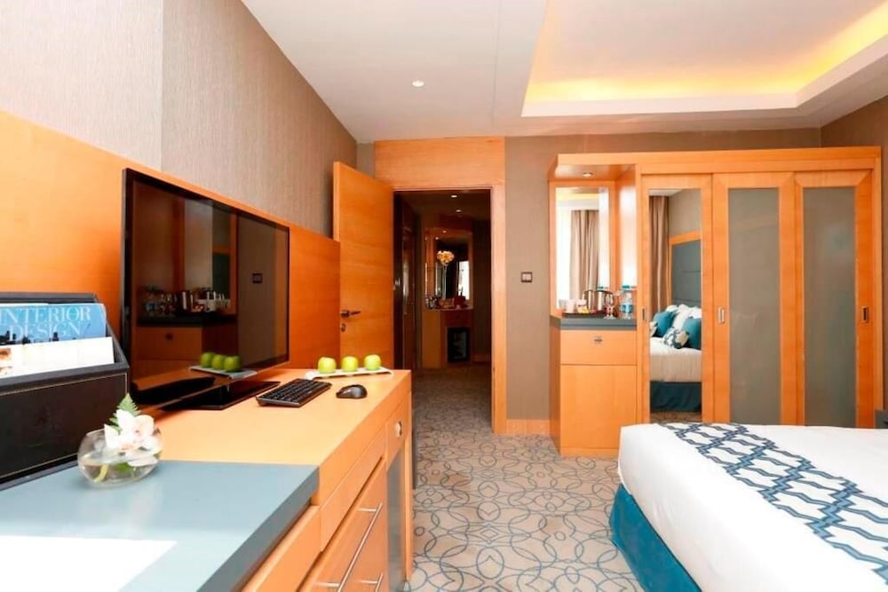 EXECUTIVE, SUITE