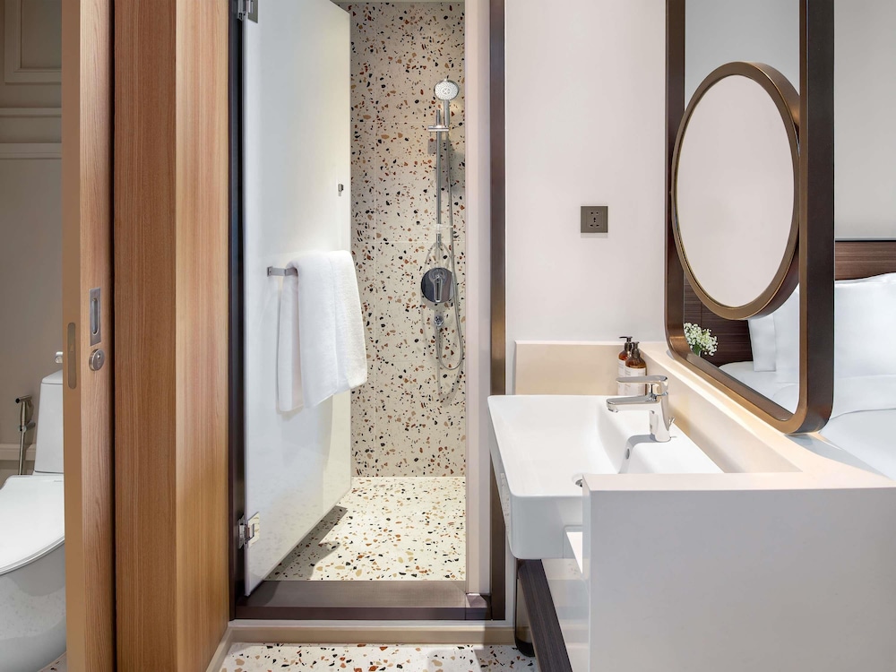 Mercure Bangkok Surawong 64/64