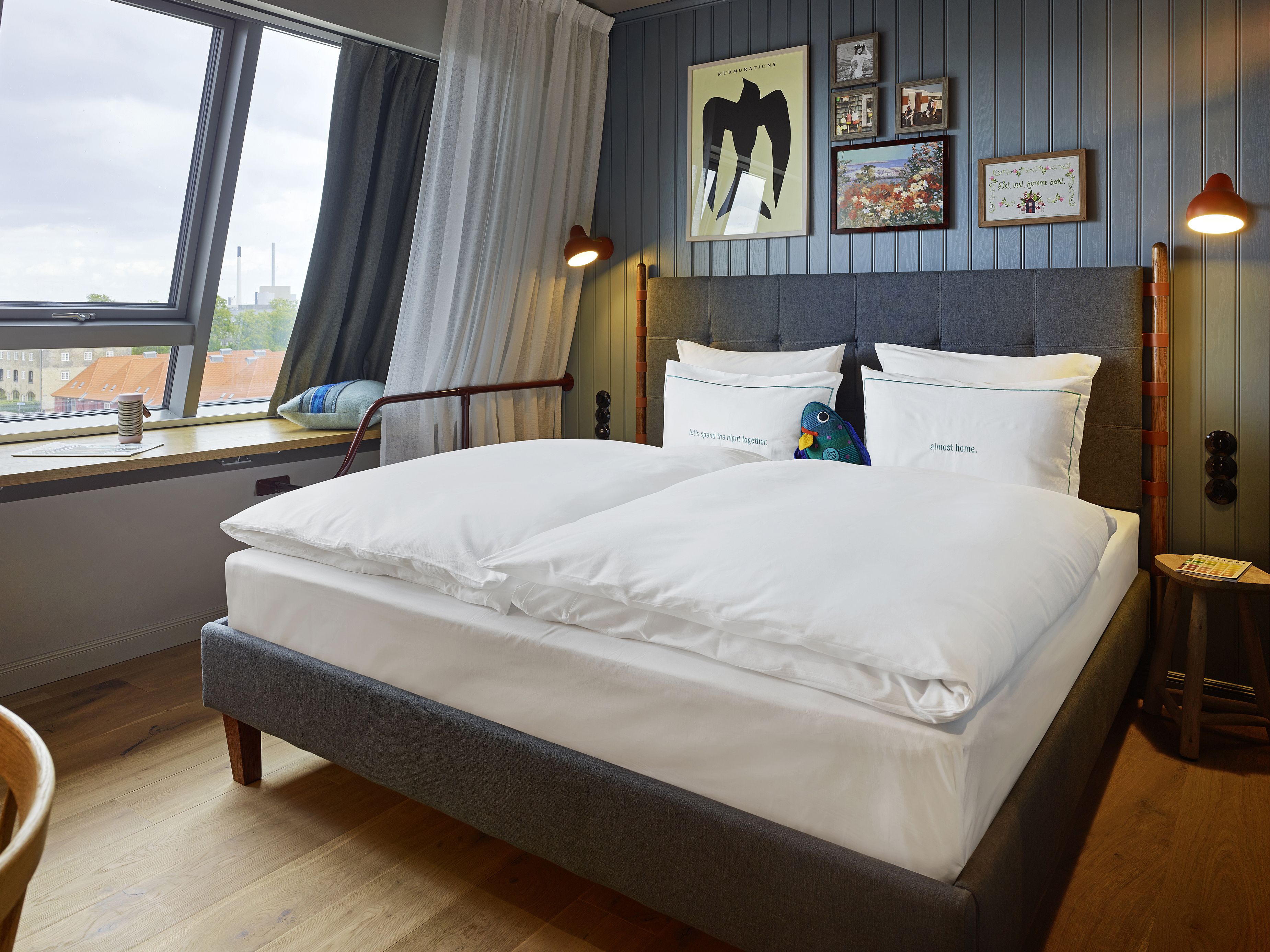 ROOM, LARGE