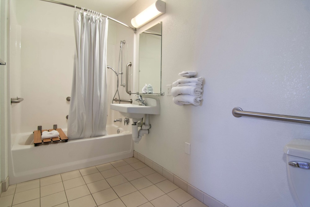 Motel6 Roseville, MN - Minneapolis North 32/33
