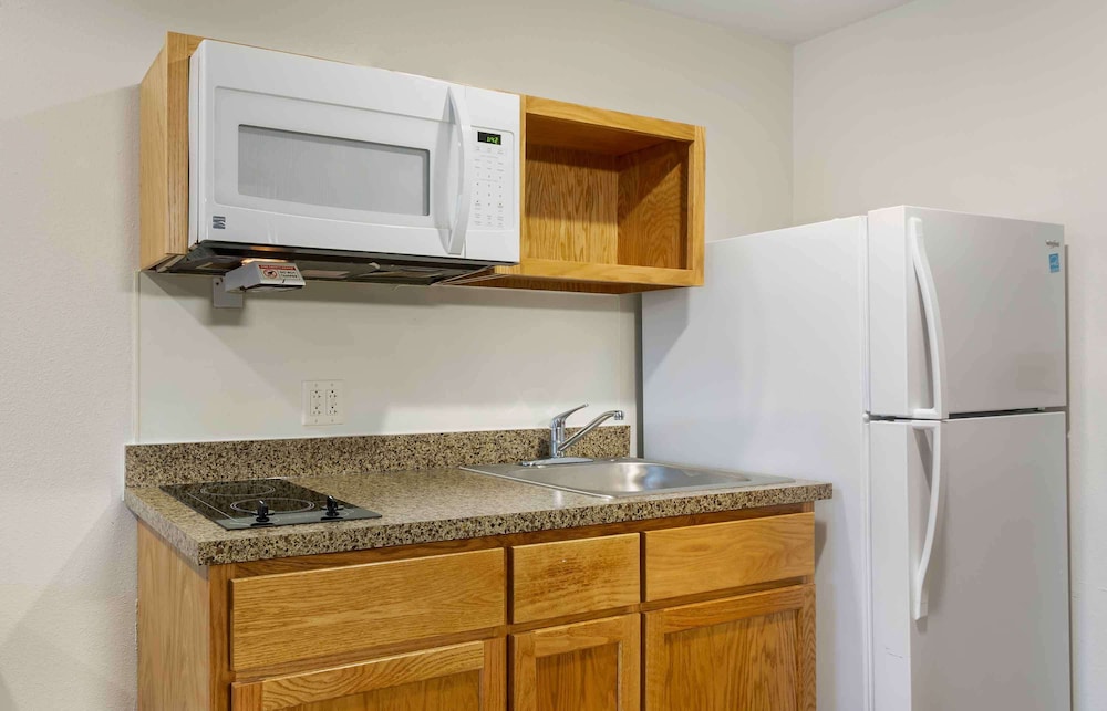 Extended Stay America Select Suites - Cleveland - Airport 33/33