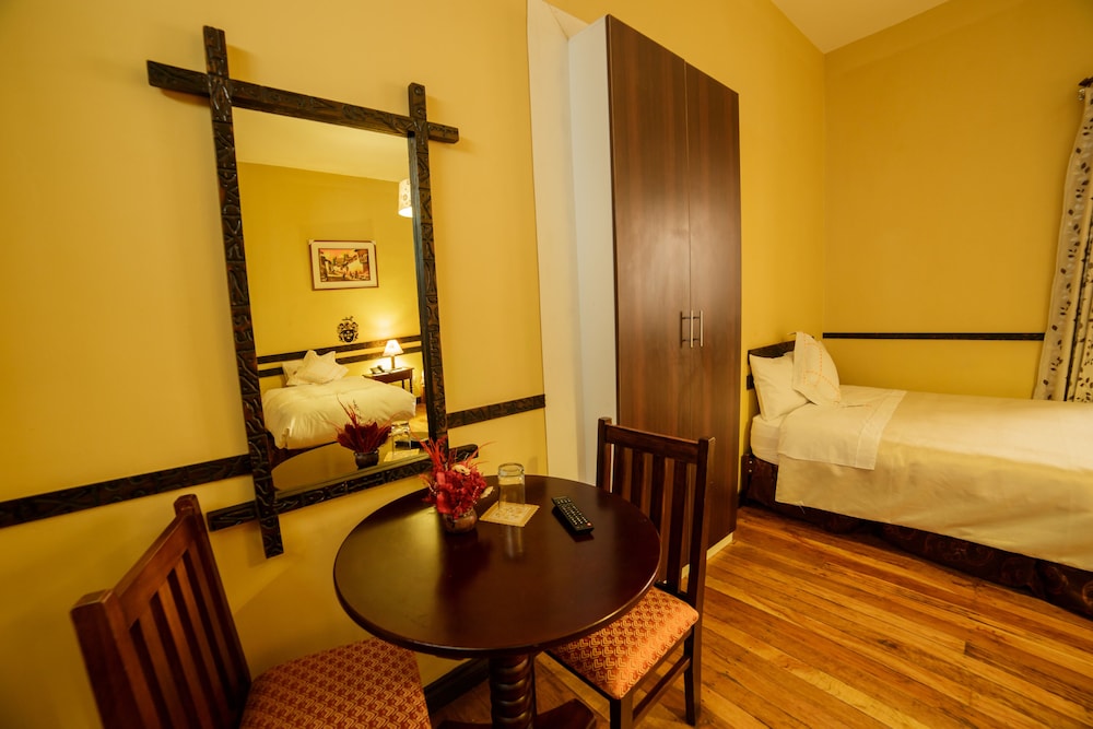 Yabar Hotel Plaza 18/65