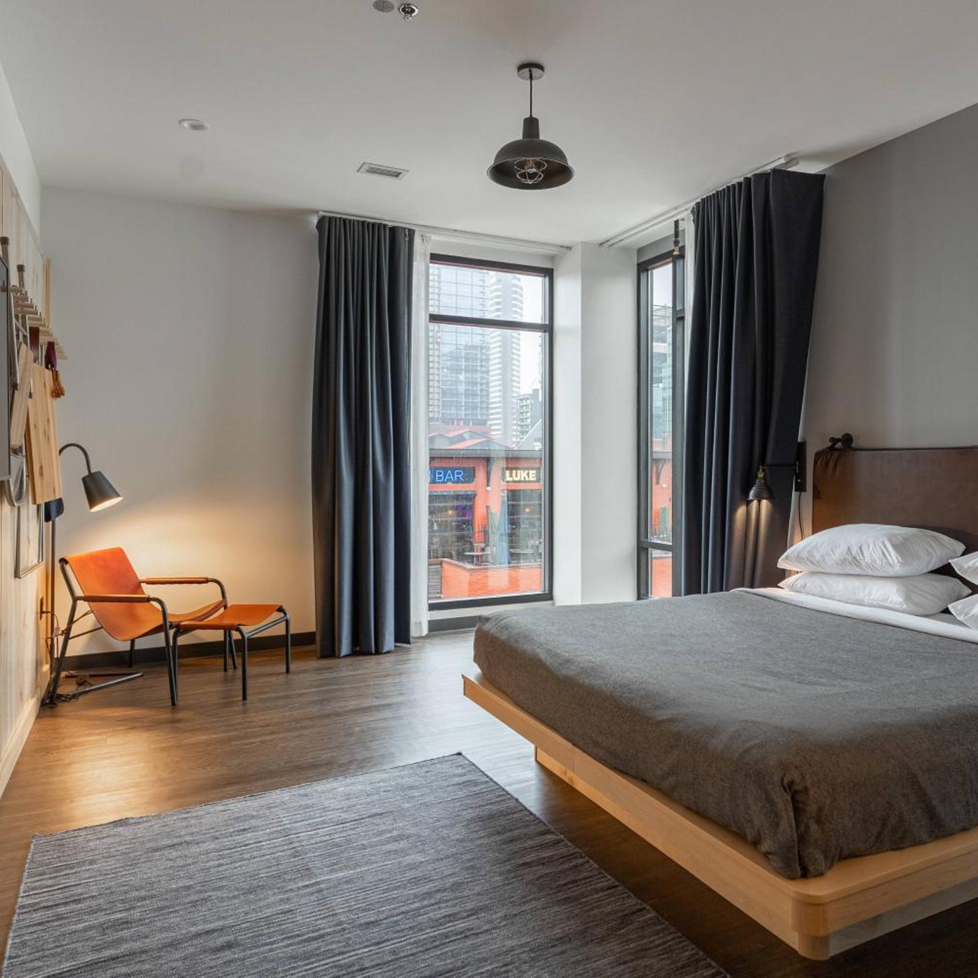 Room, King Bed, Street View, Bathtub, Accessible